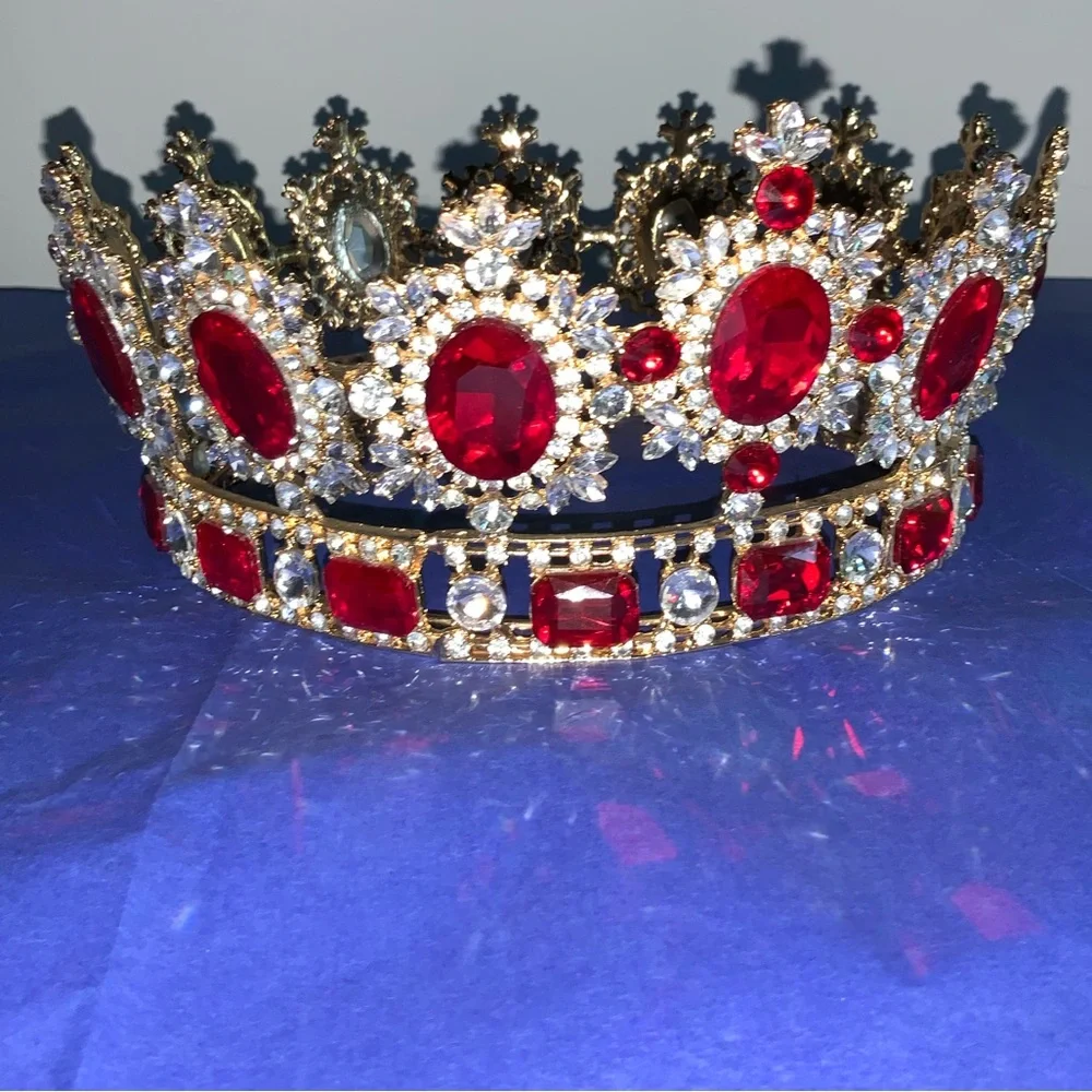 Red crown with gold tone. - Picture 2 of 12